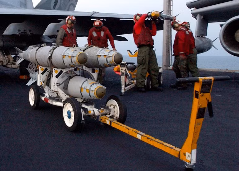 Bom có điều khiển GBU-38 là một trong những vũ khí chính của Hải quân Mỹ trong các cuộc không kích vào các căn cứ của IS ở Iraq và Syria.