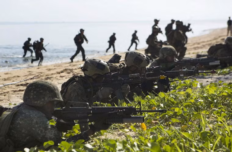 Ngày 10/10, cuộc tập trận chung PHIBLEX 15 của Mỹ và Philippines chính thức kết thúc tại Philippines, địa điểm của cuộc tập trận lần này được tổ chức tại đảo Luzon trên Biển Đông. Trong ảnh là lực lượng hỗn hợp của Mỹ và Philippines đổ bộ bờ biển.