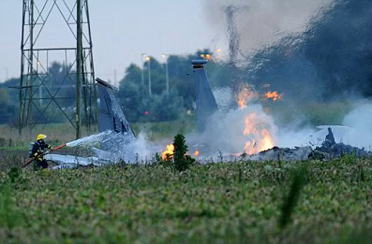 Phần thân F-15 đã bị cháy ra tro, chỉ còn trơ 2 cánh đuôi.