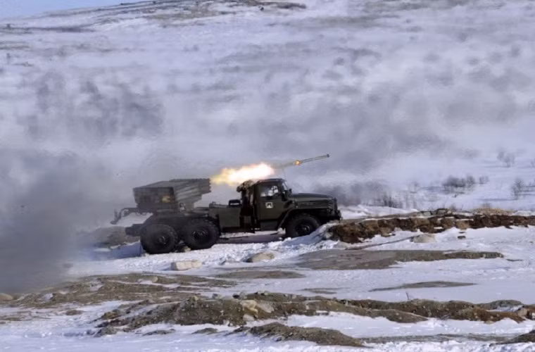 Pháo phản lực phóng loạt BM-21 Grad được Liên Xô thiết kế vào những năm 1960. Có thể nói, sau BM-13 thì Grad xứng đáng được gọi là pháo phản lực huyền thoại. Grad trang bị bệ pháo 40 nòng cỡ 122mm tạo ra sức hủy diệt khủng khiếp.