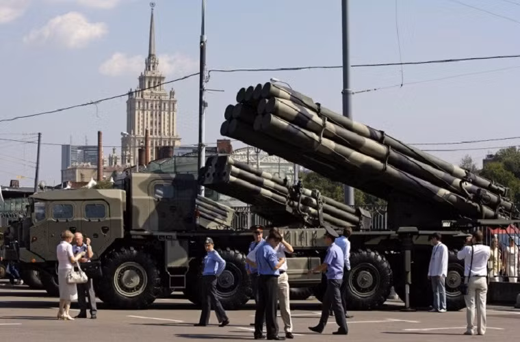 Trong ảnh là các tổ hợp pháo phản lực phóng loạt Smerch và Uragan được trưng bày tại Triển lãm Vũ khí Quốc tế được tổ chức tại Moscow vào năm 2008.