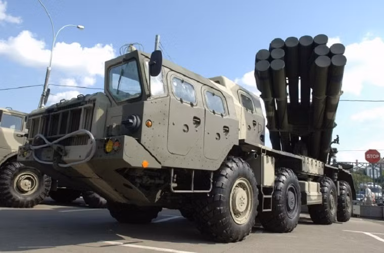 BM-30 Smerch là một mẫu pháo phản lực đa nòng, được Liên Xô thiết kế nhằm tiêu diệt các mục tiêu là khí tài, xe bọc thép, các mục tiêu tập cố định, lực lượng pháo binh, căn cứ chỉ huy và các căn cứ hậu cần của đối phương. Nó sử dụng cỡ đạn 300mm và có tầm bắn tối đa từ 70-90km, bên cạnh đó BM-30 còn có thể sử dụng nhiều loại đầu đạn khác nhau.