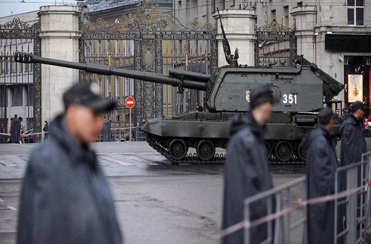 Pháo tự hành Msta-S trước một buổi diễn tập cho lễ duyệt binh kỷ niệm ngày Chiến thắng Phát xít vào năm 2011.