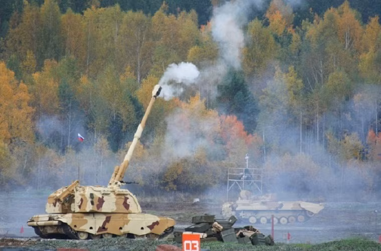 Pháo tự hành hạng nặng 2S19 Msta-S 152mm (đặt theo tên sông Msta của Nga), tầm bắn đạt gần 30km với đạn thông thường. Đây được xem là lựu pháo tự hành mạnh nhất hiện nay của pháo binh Nga.