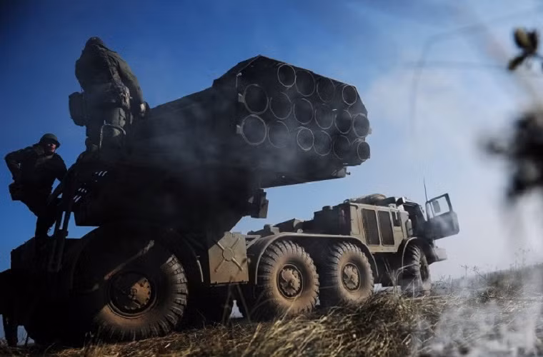 BM-27 Uragan là một tổ hợp pháo phản lực phóng loạt hạng nặng, sử dụng cỡ đạn lên tới 220mm.