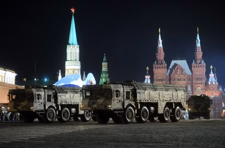 Iskander-M là tổ hợp tên lửa đạn đạo chiến thuật tầm ngắn có khả năng hoạt động trên mọi địa hình và trong mọi điều kiện thời tiết, bên cạnh đó nó còn có thể mang theo các đầu đạn hạt nhân với tầm bắn tối đa lên tới 500km.