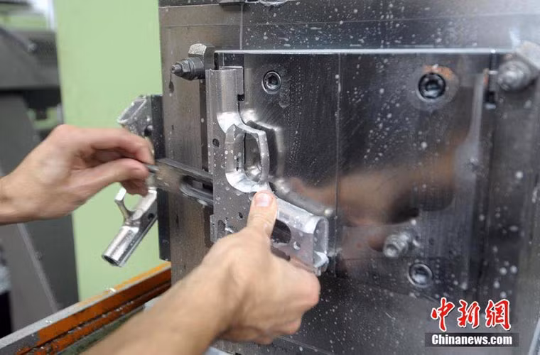 Công đoạn gia công đánh bóng phần thân của một mẫu súng lục có thể là loại CZ-99.