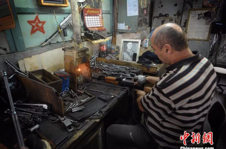 Một công nhân đang lắp ráp súng trường tiến công có thể là loại M70 được phát triển dựa trên AK-47 của Liên Xô.