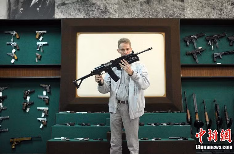 Một nhân viên đang giới thiệu về mẫu súng trường tiến công M21, nó sử dụng cỡ đạn 5,56x45mm tiêu chuẩn NATO, tầm bắn hiệu quả khoảng 600 mét với kính ngắm quang học.