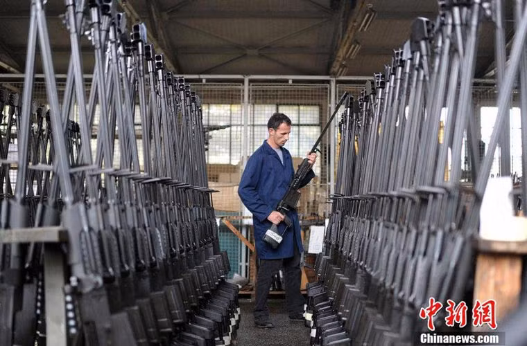 Những khẩu súng bắn tỉa hạng nặng M93 Black Arrow( mũi tên đen) 12,7 mm đang được xếp vào kệ để tiến đến công đoạn sản xuất tiếp theo. M93 đi vào hoạt động trong quân đội Serbia từ năm 1998, nó sử dụng cỡ đạn 12,7x108 mm tầm bắn hiệu quả đến 2.000 mét.