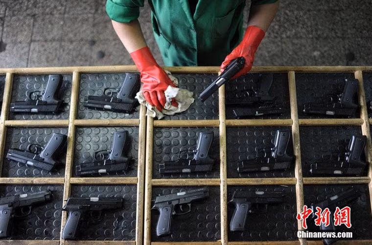 Nhà máy Zastava Arms sản xuất hơn 58 mẫu vũ khí bộ binh khác nhau. Trong đó có những sản phẩm nổi tiếng thế giới như súng lục CZ-99, súng trường tiến công M70, M21, súng bắn tỉa M93.