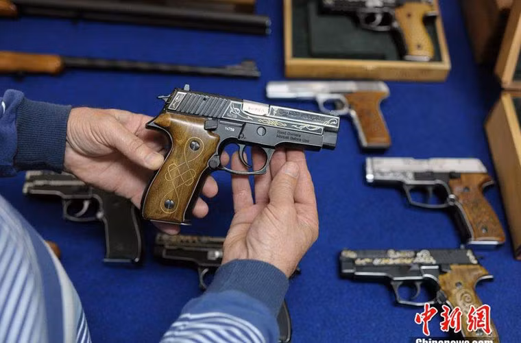 Sản phẩm chính của nhà máy là các loại vũ khí cá nhân dành cho bộ binh, các loại súng máy hạng nặng lắp đặt trên các xe quân sự. Trong ảnh một nhân viên đang kiểm tra trước khi đóng hộp súng lục CZ-99.