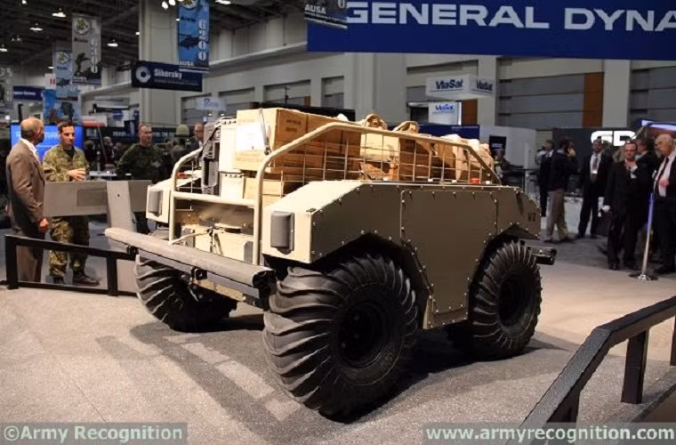 Một mẫu phương tiện vận chuyển không người lái (UGV) do hãng quốc phòng General Dynamics trưng bày tại triển lãm AUSA 2014.