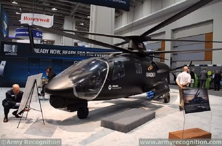 AUSA 2014 còn có sự góp mặt của mẫu trực thăng siêu tốc Sikorsky S-97 RAIDER do Hãng hàng không Sikorsky chế tạo.