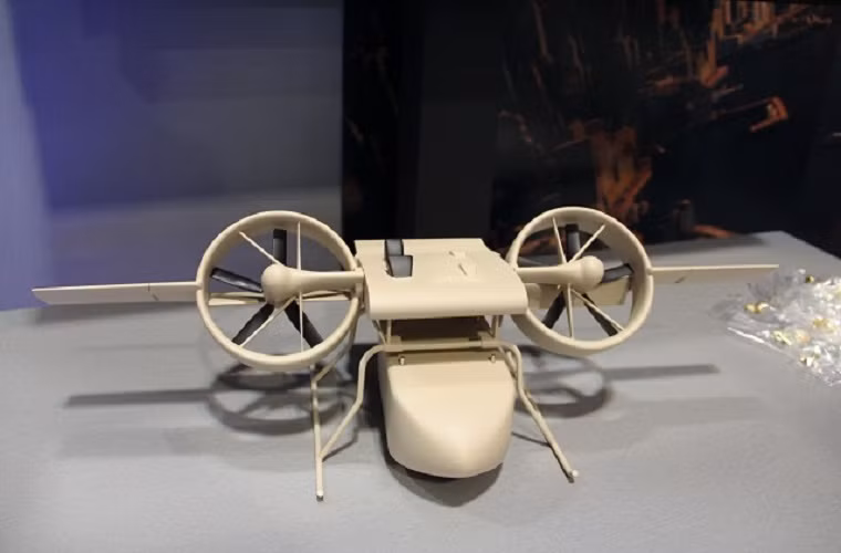 Mô hình của một thiết bị bay không người lái được trưng bày tại gian hàng của tập đoàn Lockheed Martin.