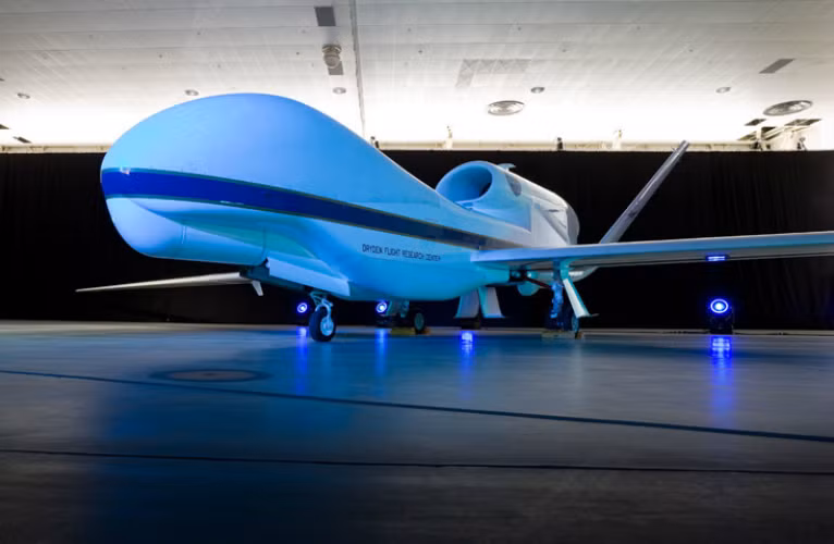 Tham số cơ bản: sải cánh 35,4 m, chiều dài 13,5 m, tổng trọng lượng cất cánh 12.111 tấn, tải trong 680 kg, tải ngoài 317 kg mỗi bên. Tầm bay 20.372 km, trần bay 19,8 km, vận tốc tối đa 635 km/h, thời gian hoạt động 31 giờ.