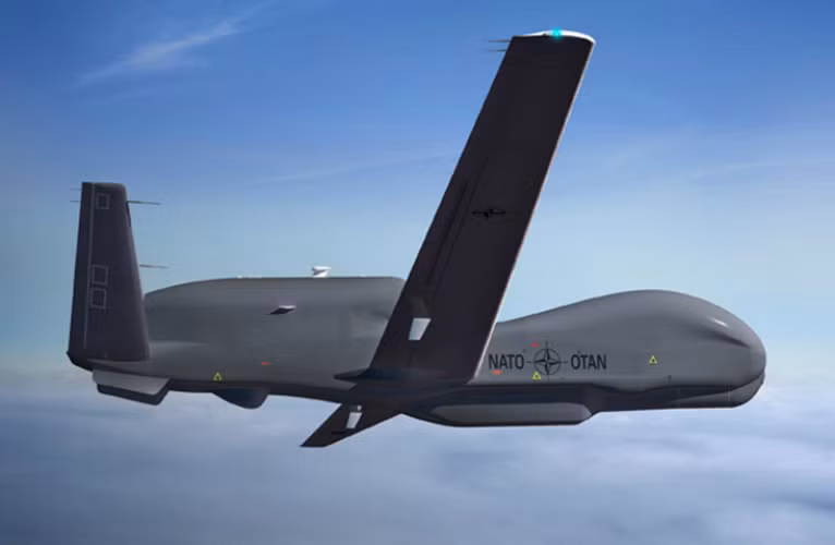 Từ năm 2009, các thành viên NATO đã đi đến thống nhất xây dựng một hệ thống chung mang tên hệ thống giám sát mặt đất liên minh (AGS). Bắt đầu với 13 trong số 28 quốc gia thành viên đã tham gia vào chương trình này. Mạng lưới này có thành phần trung tâm là hệ thống bay không người lái cải tiến từ RQ-4 Block 40.