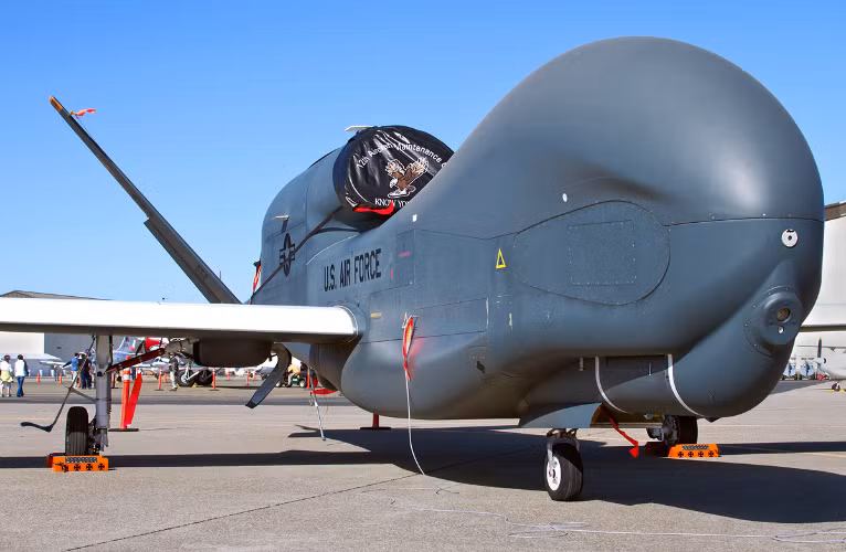 RQ-4 Global Hawk là thiết kế chiến thắng trong cuộc đua do cơ quan các dự án nghiên cứu phòng thủ tiên tiến (DARPA) khởi xướng năm 1995 . Hệ thống có khả năng cung cấp các tín hiệu ISR (tình báo, giám sát, trinh sát) bất thường, các hình ảnh của một khu vực địa lý rộng lớn có độ phân giải cao, trong mọi điều kiện thời tiết, bất kể ngày đêm.