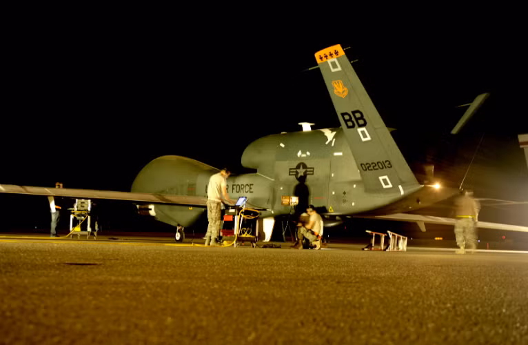 Từ RQ-4A ban đầu, Global Hawk phát triển thêm block 10. Phiên bản B có block 20/30 và 40. Cùng với đó là những hệ thống phụ trợ. Nhà thầu chính cho chương trình là Northrop Grumman. RQ-4 trở thành UAV đầu tiên băng qua Thái Bình Dương, nó thiết lập kỷ lục độ bền khi bay liên tục 34,3 giờ ở độ cao hơn 18km. 