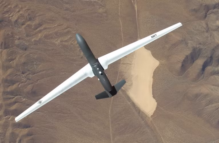 Triton có khả năng quan sát 360 độ, cung cấp thông tin về vị trí, tốc độ và phân loại mục tiêu. Chiếc máy bay này có duy trì ở độ cao 10km trong 24 tiếng, cho phép bao quát 1 triệu hải lý vuông trong lần cất cánh. Hải quân Mỹ yêu cầu trang bị 68 MQ-4C.