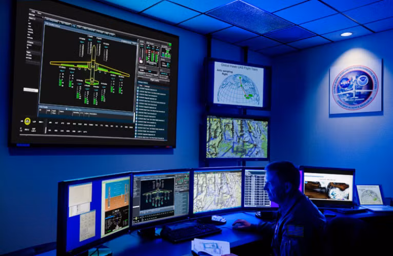 Một biến thể cũng đáng lưu tâm nữa là NASA Global Hawk . Trung tâm nghiên cứu bay Dryden thuộc NASA đã làm việc với tập đoàn Northrop Grumman để đưa Global Hawk tham gia vào các hoạt động nghiên cứu khoa học và thông tin liên lạc vũ trụ. Máy bay được sửa đổi hệ thống thông tin liên lạc cũng như phần cứng để tăng tải. Một phát triển thú vị trên NASA Global Hawk là chúng có thể tự nạp nhiên liệu cho nhau trong quá trình bay.