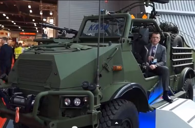 SOV rất dễ dàng để vận chuyển bằng trực thăng CH-47 hoặc CH-53. Chỉ mất khoảng 2 phút để gập các giá đỡ phía trên giúp giảm chiều cao của xe từ 2,63 mét xuống còn 1,87 mét. Các vũ khí gắn trên xe vẫn giữ nguyên khi gập lại nên khả năng sẵn sàng chiến đấu rất cao.