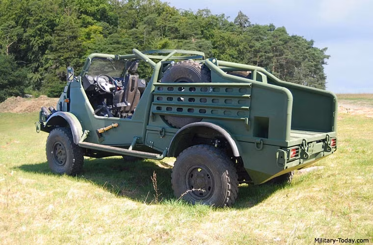 Ưu điểm của xe trinh sát SOV là khả năng cơ động rất cao, nó có thể đạt tốc độ tối đa 130 km/h nhằm nhanh chóng thoát khỏi khu vực chiến sự. Ngoài ra, xe còn có bộ phận xả lựu đạn khói để che mắt đối phương.