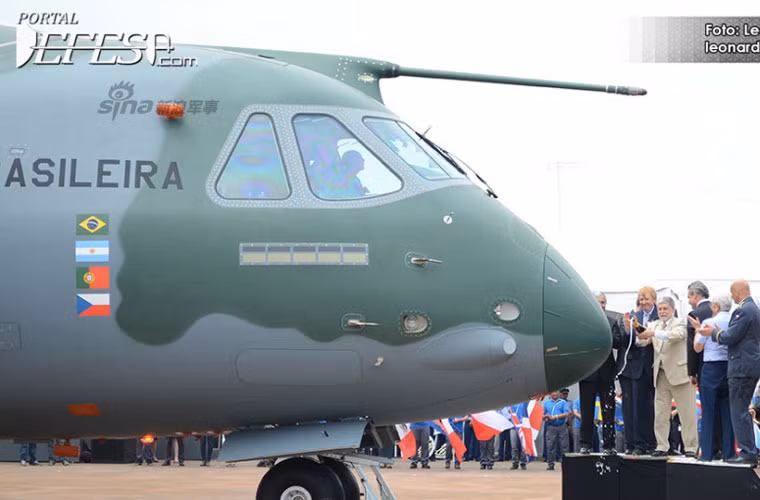Thậm chí, KC-390 có thể tăng tầm bay với hệ thống tiếp nhiên liệu trên không gắn ở nóc buồng lái.