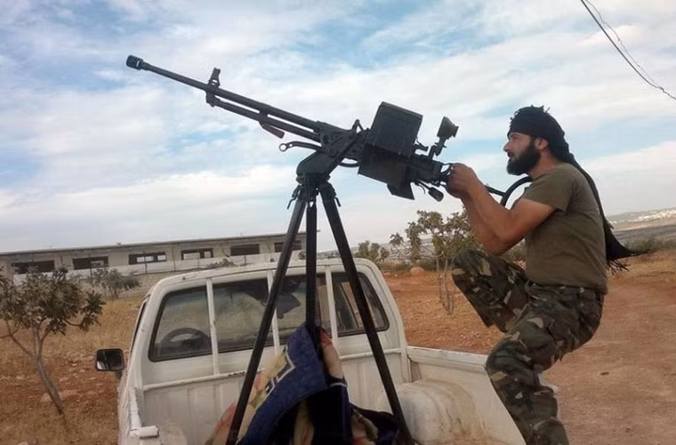 Nổi dậy Syria đưa W85 lên thùng xe bán tải hoặc xe tải nhỏ để cơ động, chi viện hỏa lực.