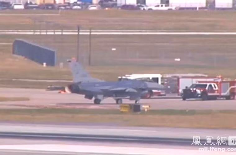 Chiếc F-16 còn lại quay về căn cứ ở sân bay quốc tế Tulsa an toàn và được kéo vào nhà chứa máy bay.