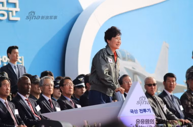 Tham dự buổi lễ kỷ niệm triển khai thực chiến máy bay chiến đấu nội địa FA-50 tại căn cứ không quân Wonju có rất nhiều nhân vật quan trọng của chính phủ và quân đội Hàn Quốc.