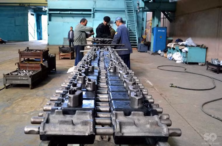 Một số công nhân của nhà máy đang lắp ráp các mắt xích của xe tăng.