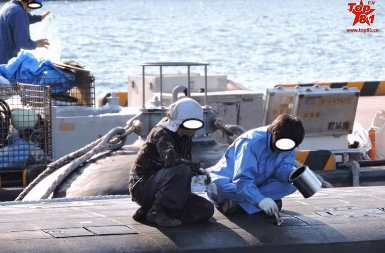 Việc phải hoạt động thường xuyên trên biển khiến tàu bị mất mát và tổn thất, nhất là lớp vỏ ngoài sẽ ảnh hưởng đến tính năng chống ồn của tàu ngầm, cho nên cần phải tiến hành bảo trì thường xuyên đối với tàu ngầm khi không ra biển.