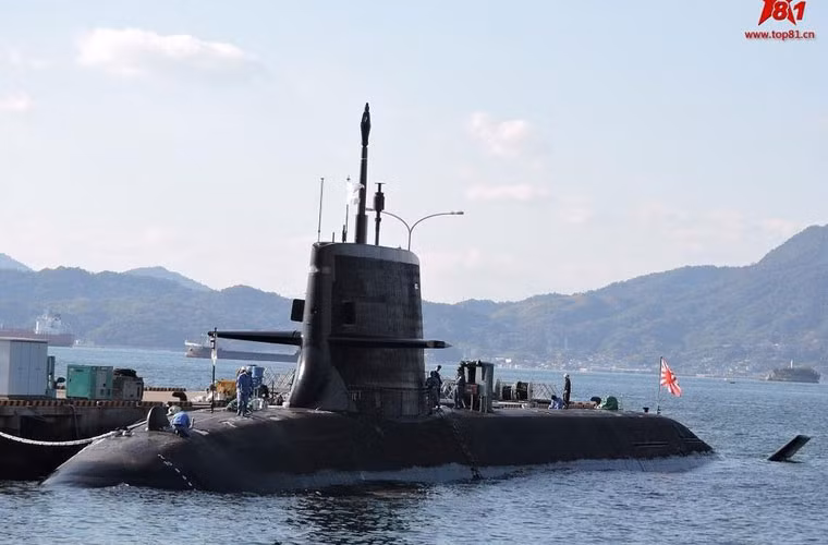 Báo mạng Trung Quốc mới đây đăng tải một số hình ảnh sửa chữa lớp gạch chống dội âm trên tàu ngầm Soryu của lực lượng phòng vệ trên biển Nhật Bản. Đây có thể coi như là "áo tàng hình" của tàu ngầm Nhật trước các "radar dưới nước" - hệ thống định vị thủy âm phát hiện, theo dõi tàu ngầm.