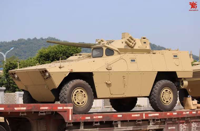 Điểm đáng xem trên mẫu thiết giáp này là nó bố trí cửa riêng cho lái xe cùng ô quan sát khá lớn.