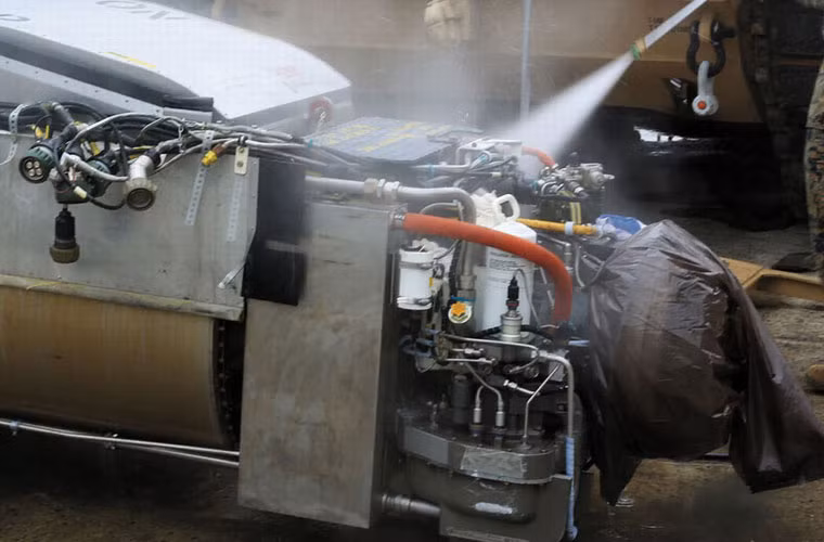Xe tăng M1 sử dụng động cơ tua bin khí AGT-1500 của công ty AVCOLycoming. Công suất của động cơ xe tăng này đạt 1500 mã lực, nhiên liệu chủ yếu là diesel, dầu cũng có thể là xăng.