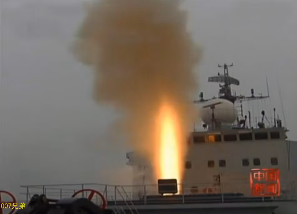 Cận cảnh qui trình quả đạn rời bệ phóng thẳng đứng.