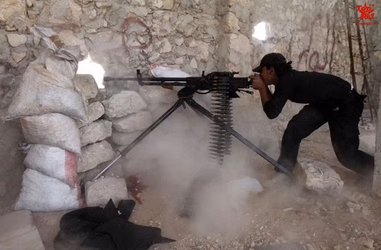 Loại súng máy này được đặt trên giá 3 chân khi bắn.