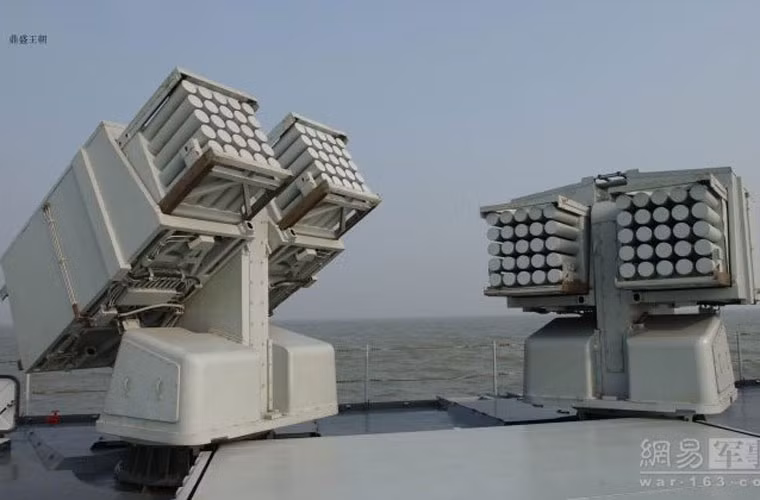 Mỗi bệ pháo phản lực lắp 50 đạn rocket.