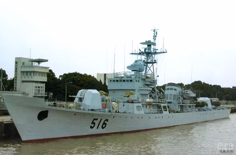 Tau chien Trung Quoc trang bi phao phan luc lam gi?