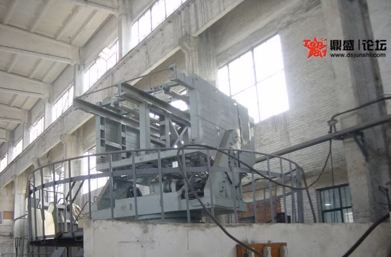 Chiếc 516 được cải tạo gỡ bỏ các hệ thống tên lửa diệt hạm, trang bị lên cho nó bệ pháo phản lực phóng loạt. Trong ảnh, cận cảnh bệ pháo phản lực trong nhà máy.