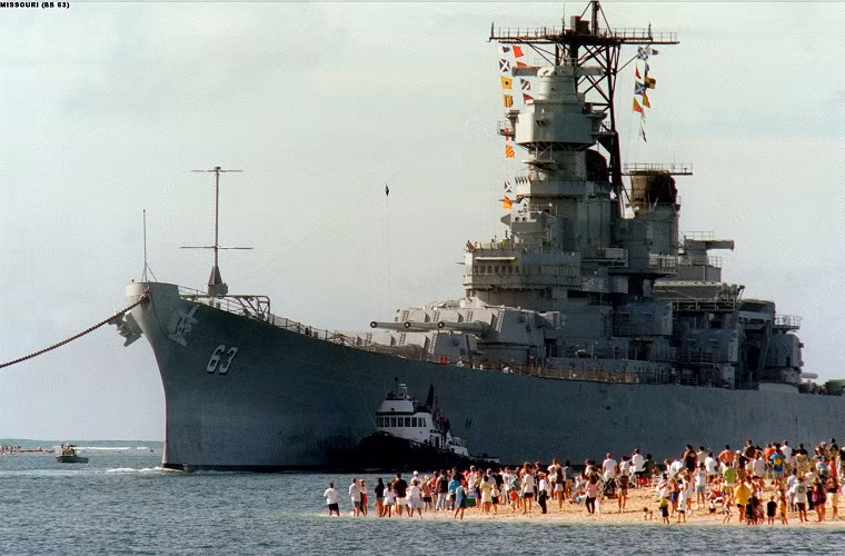 USS Missouri (BB-63): là thiết giáp hạm thuộc lớp Iowa của Hải quân Mỹ và cũng là chiến hạm thứ 4 của Mỹ được mang được tên theo tiểu bang Missouri. Nó cũng là mẫu thiết giáp hạm cuối cùng được Mỹ chế tạo. USS Missouri có lượng giãn nước tối đa 45.000 tấn với chiều dài 270m, nó có tốc độ di chuyển tối đa là 33 hải lý/h cùng với thủy thủ đoàn 2.700 người.