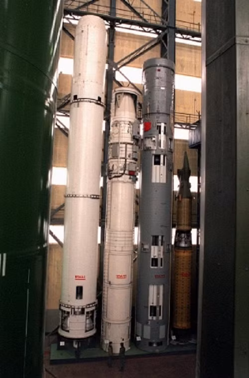 Trong ảnh là các mẫu tên lửa ICBM SS-18, SS-17, SS-19, SS-20 được trưng bày tại một học viện đào tạo tên lửa của Quân đội Nga, cách Moscow 100km.