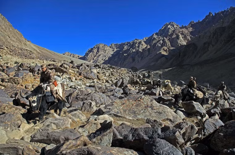 Vượt qua địa hình núi đá.