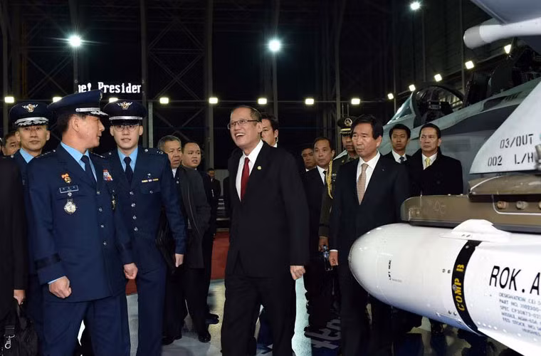 Theo không quân Hàn Quốc, Quốc vương Brunei Haji Hassanal Bolkiah và Tổng thống Philippines Benigno Aquino sau khi kết thúc hội nghị thượng đỉnh đặc biệt Hàn Quốc – ASEAN lần 2 đã thăm căn cứ không quân Gimhae.