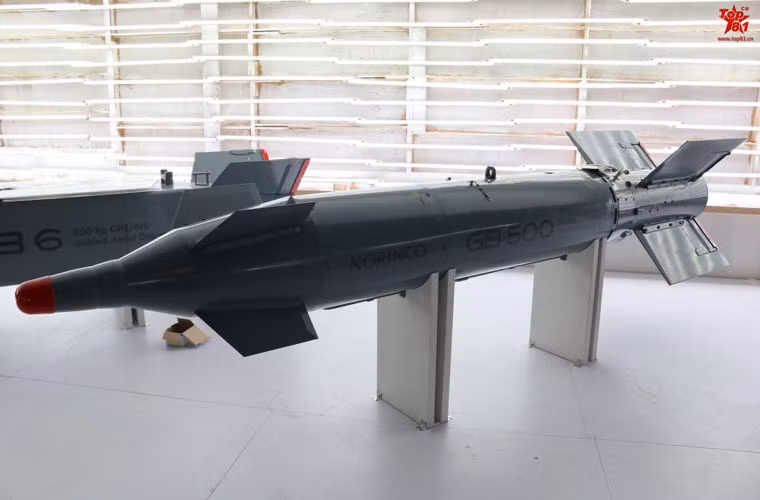 Bom dẫn đường 2 chế độ laser và GPS loại 500kg, có thể mang hầu hết trên các máy bay chiến đâu của Trung Quốc.