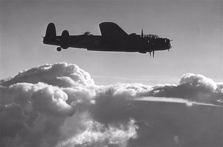 Avro Lancaster được trang bị 4 động cơ cánh quạt Bristol Hercules XVI có công suất 1.615 mã lực cho mỗi chiếc với trọng lượng cất cánh tối đa lên tới 24,6 tấn. Hệ thống vũ khí chính của Avro Lancaster gồm 8 súng máy Browning 7,7mm, 1 súng máy Vickers K 7,7mm và nó có khả năng mang theo gần 5,9 tấn bom các loại. Lancaster có tầm hoạt động hiệu quả là 3.000km với tốc độ bay tối đa 454km/h và trần bay tối đa là 7.315m.