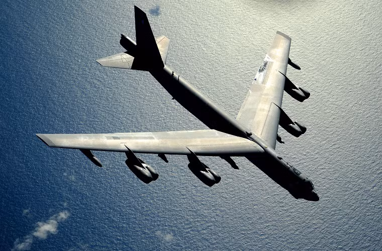 Pháo đài bay B-52 được trang bị 8 động cơ phản lực Pratt &amp; Whitney TF33 với công suất 17.000 lbf cho mỗi chiếc, nhờ được trang bị hệ thống động cơ mạnh mẽ mà B-52 có trọng lượng cất cánh tối đa lên tới 220 tấn. Tốc độ di chuyển tối đa của mẫu máy bay ném bom này là 1.047km/h với tầm hoạt động là 7.210km và có trần bay là 15.000m. Hệ thống vũ khí chính của B-52 gồm một pháo M61 Vulcan 20mm được bố trí ở đuôi máy bay và nó có thể mang theo 31,5 tấn bom và tên lửa các loại kể cả các loại vũ khí hạt nhân.