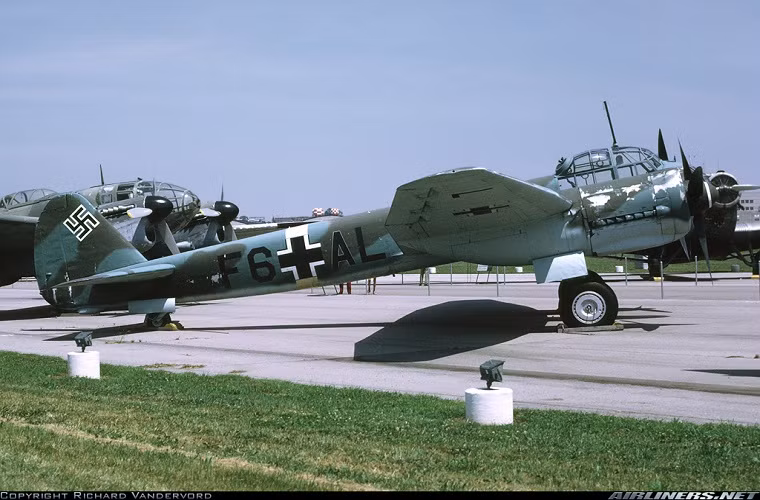 Chính vì khả năng trên mà Ju 88 được Không quân Đức sản xuất tới hơn 15.000 chiếc, nhiều hơn bất kỳ mẫu máy bay nào của Đức trong Chiến tranh Thế giới thứ 2. Ju 88 góp mặt hầu hết trong mọi trận chiến có sự tham gia của Không quân Đức, bên cạnh khả năng đa nhiệm Ju 88 còn được trang bị hệ thống vũ khí khá đa dạng. Nó cũng là một trong những nhân tố chính giúp quân Đức giành được ưu thế trong khoảng thời gian đầu trong Chiến tranh Thế giới thứ 2.