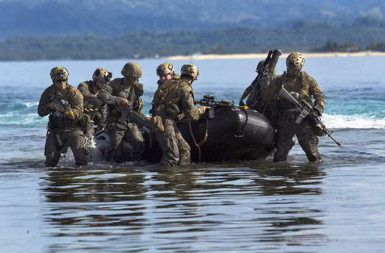 Lính thủy đánh bộ Mỹ đang "vất vả" kéo chiếc xuồng cao su.